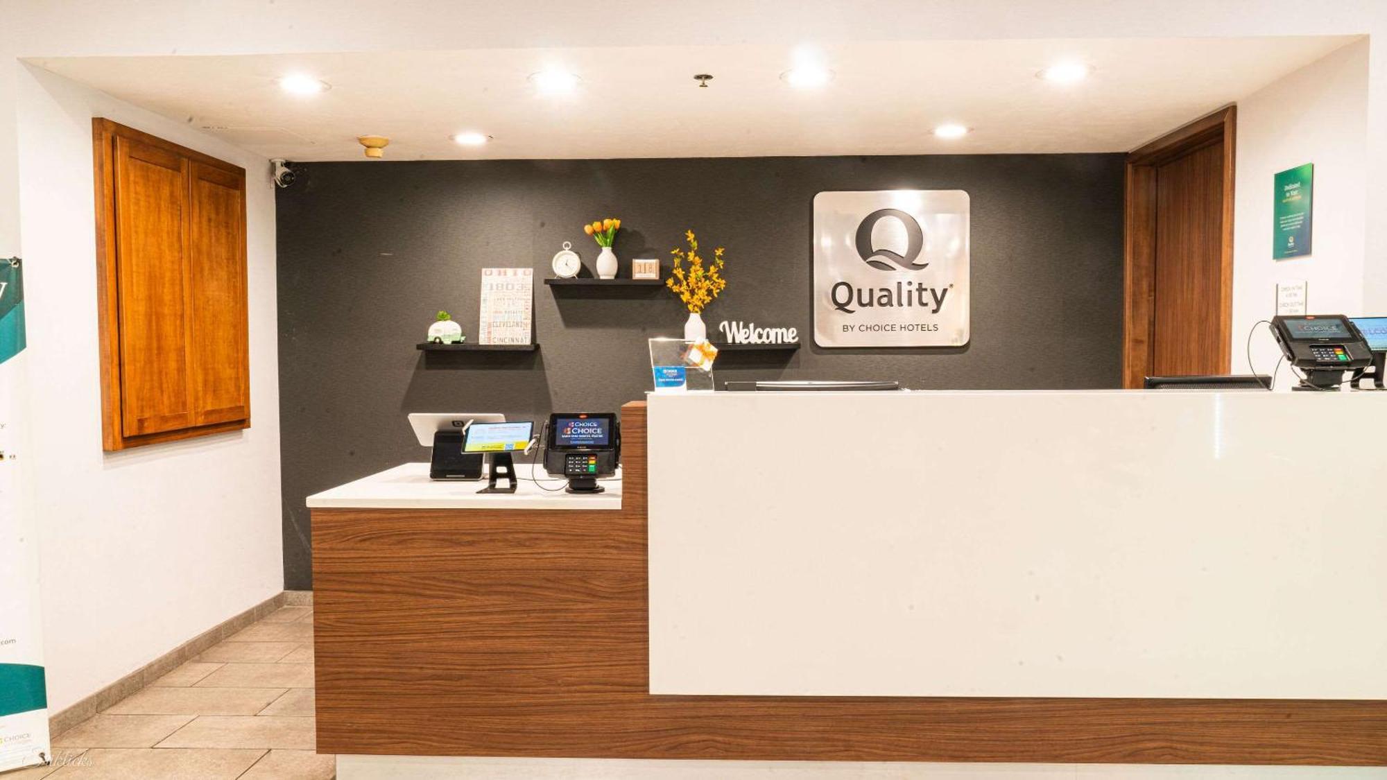 Quality Inn & Suites Oakwood Village - Cleveland South Extérieur photo