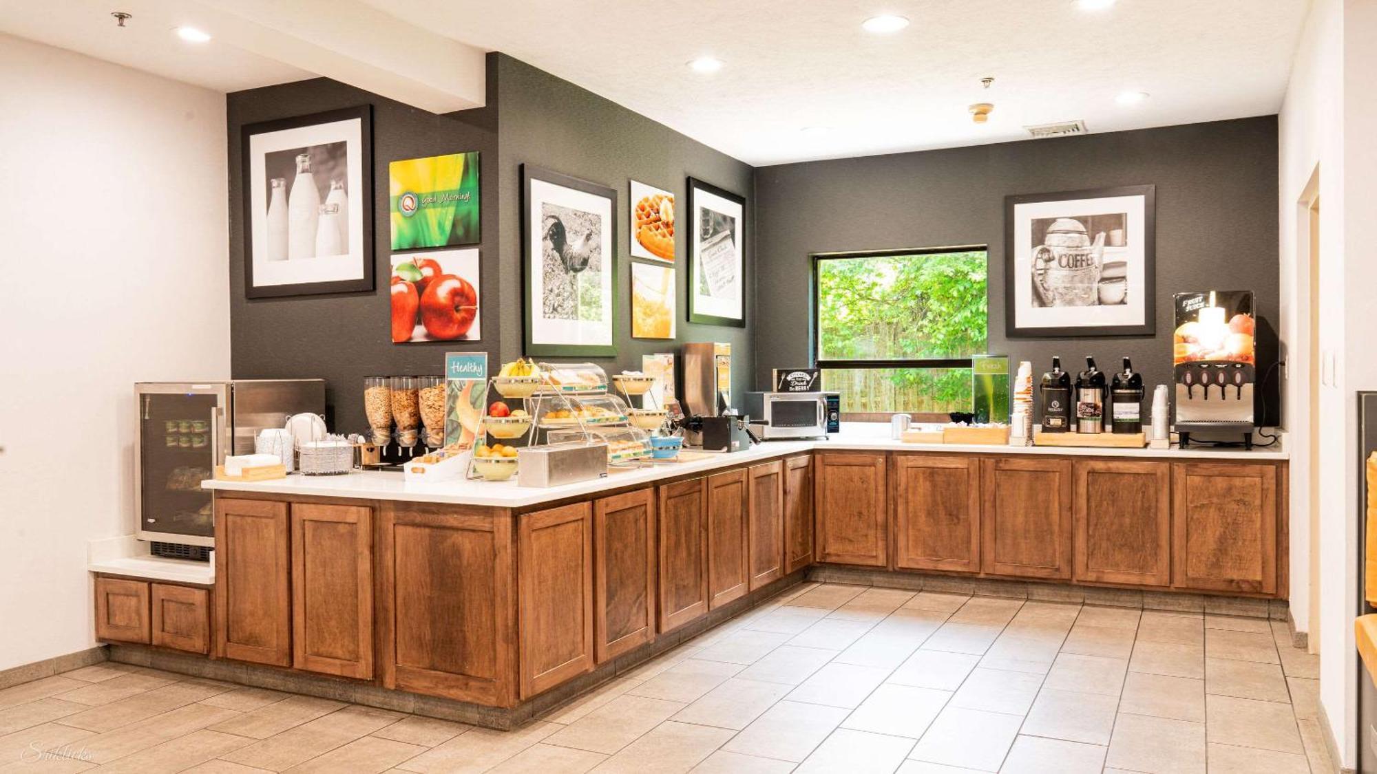 Quality Inn & Suites Oakwood Village - Cleveland South Extérieur photo