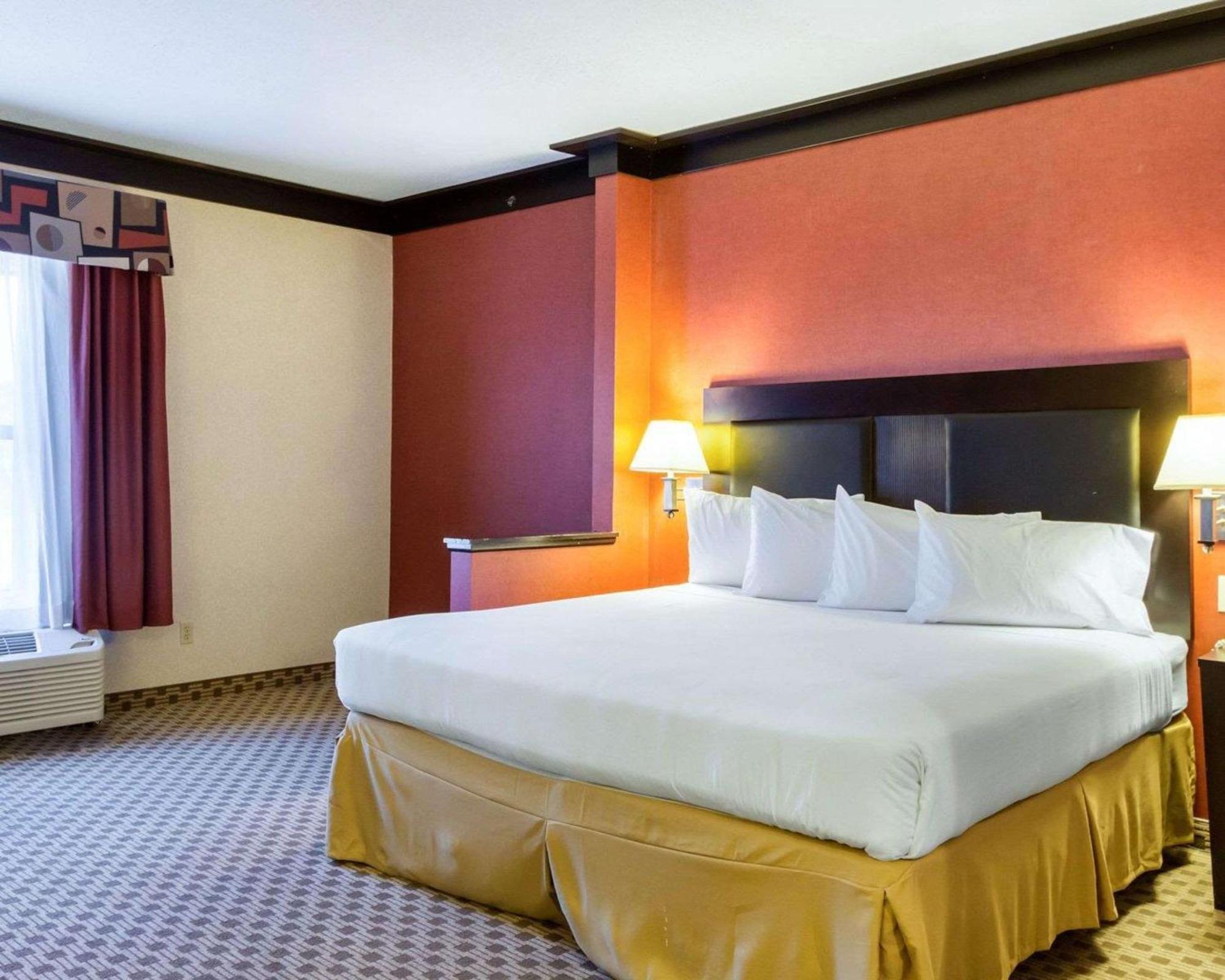 Quality Inn & Suites Oakwood Village - Cleveland South Extérieur photo