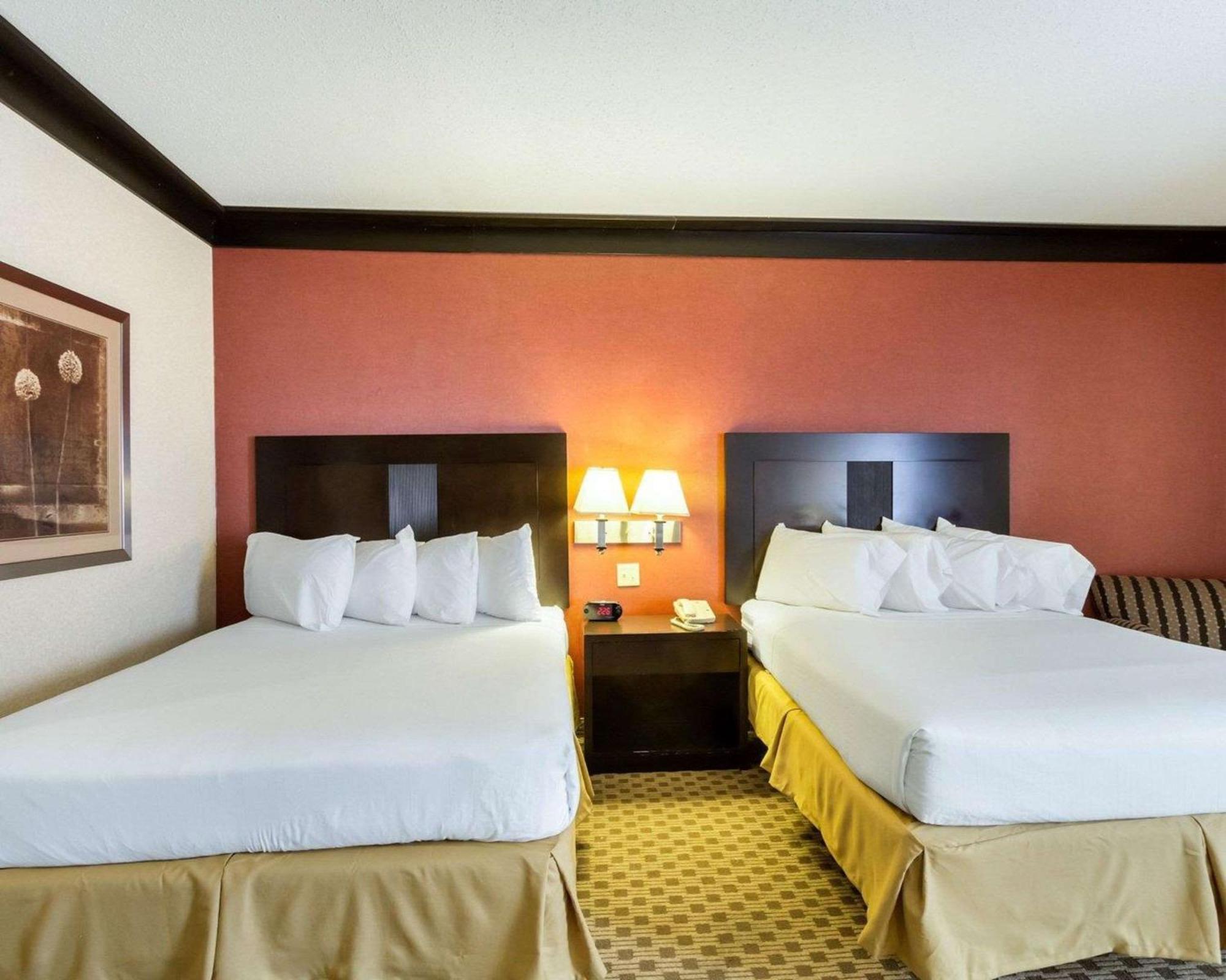 Quality Inn & Suites Oakwood Village - Cleveland South Extérieur photo