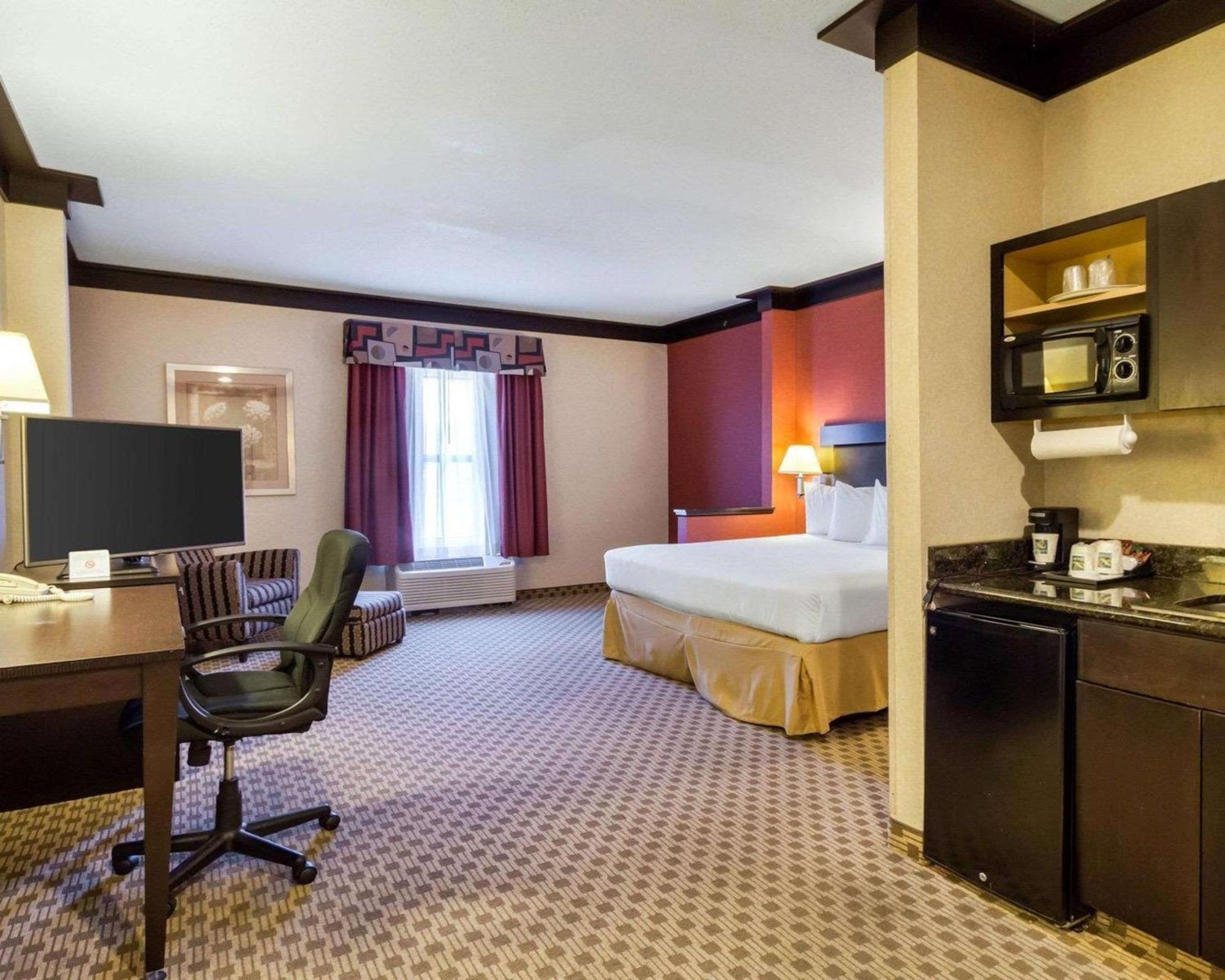 Quality Inn & Suites Oakwood Village - Cleveland South Extérieur photo