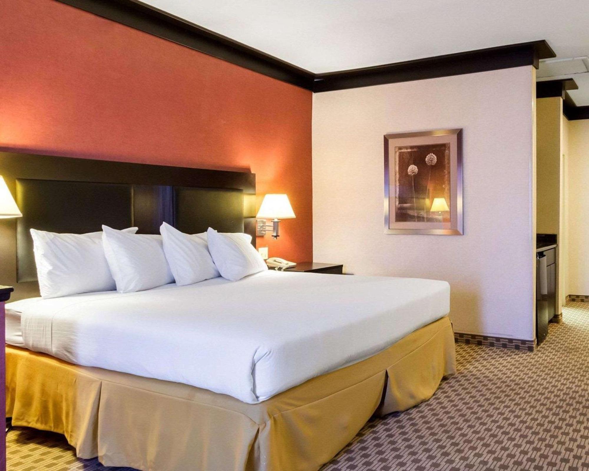 Quality Inn & Suites Oakwood Village - Cleveland South Extérieur photo