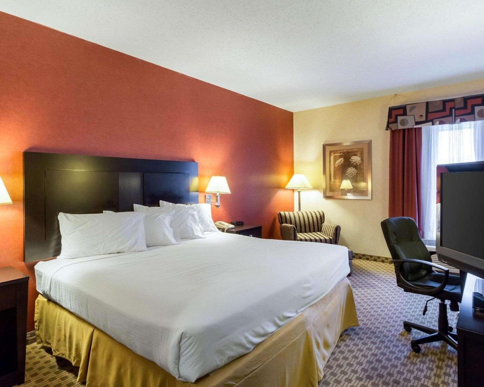 Quality Inn & Suites Oakwood Village - Cleveland South Extérieur photo