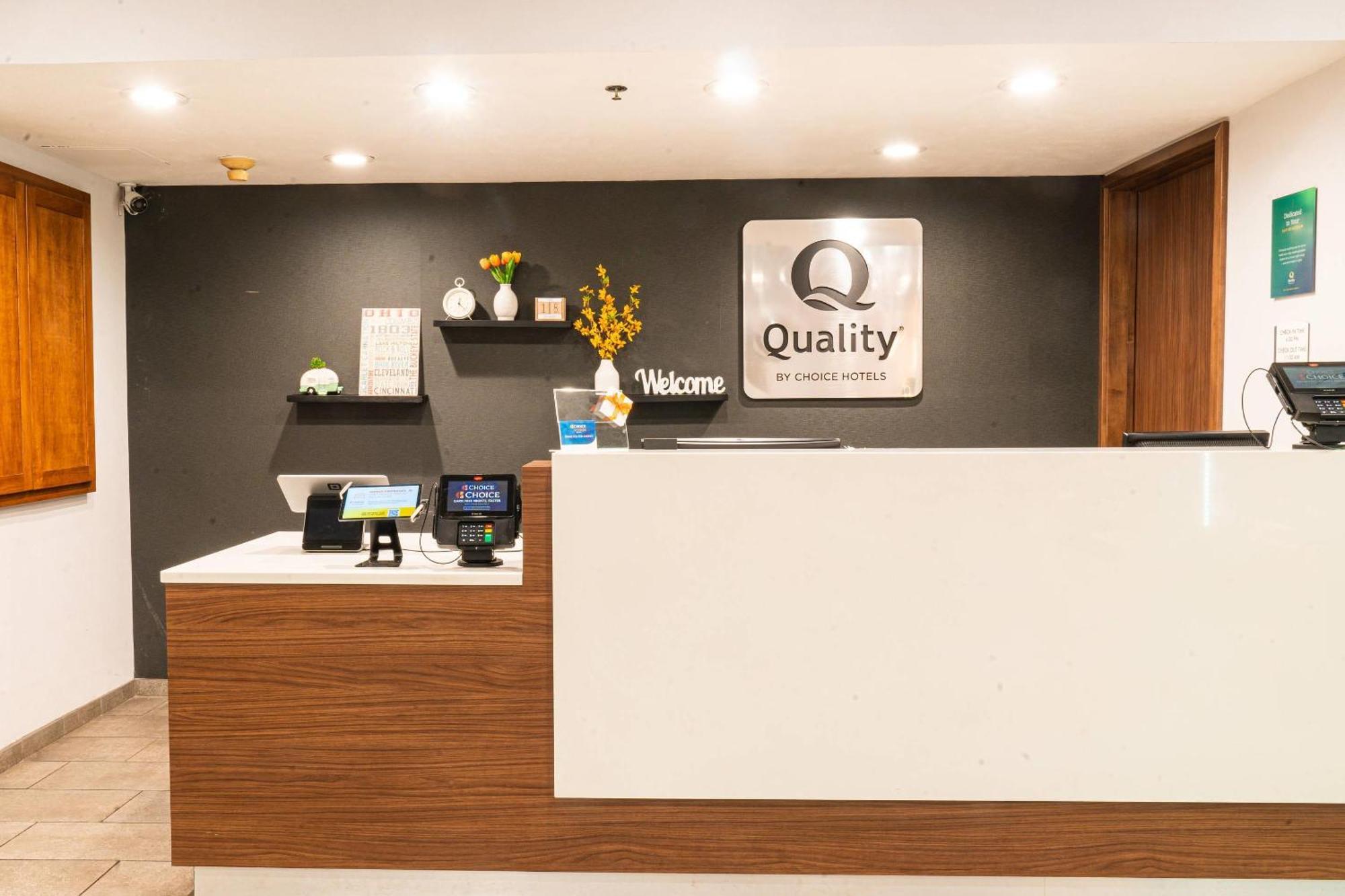 Quality Inn & Suites Oakwood Village - Cleveland South Extérieur photo