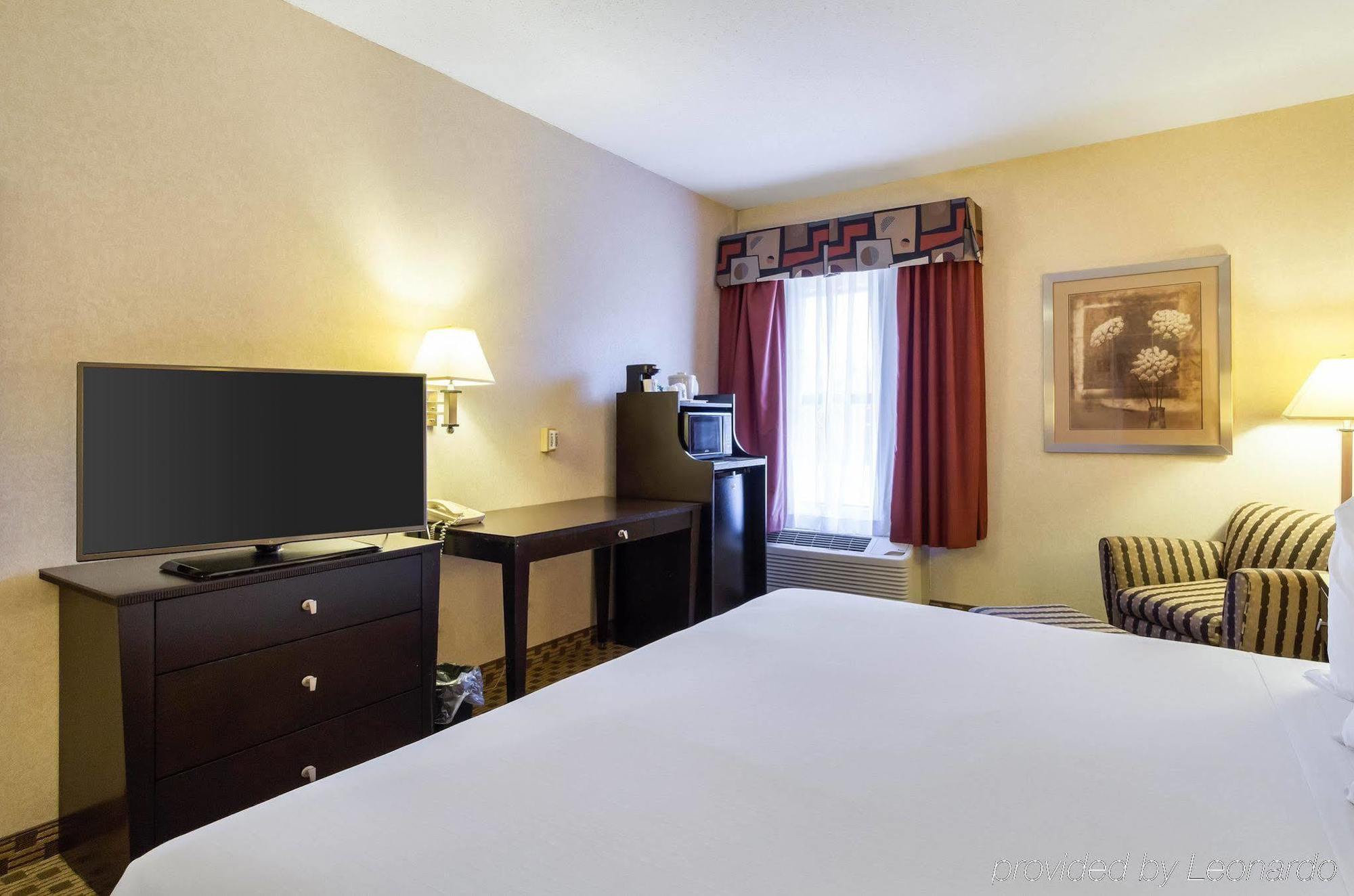 Quality Inn & Suites Oakwood Village - Cleveland South Extérieur photo