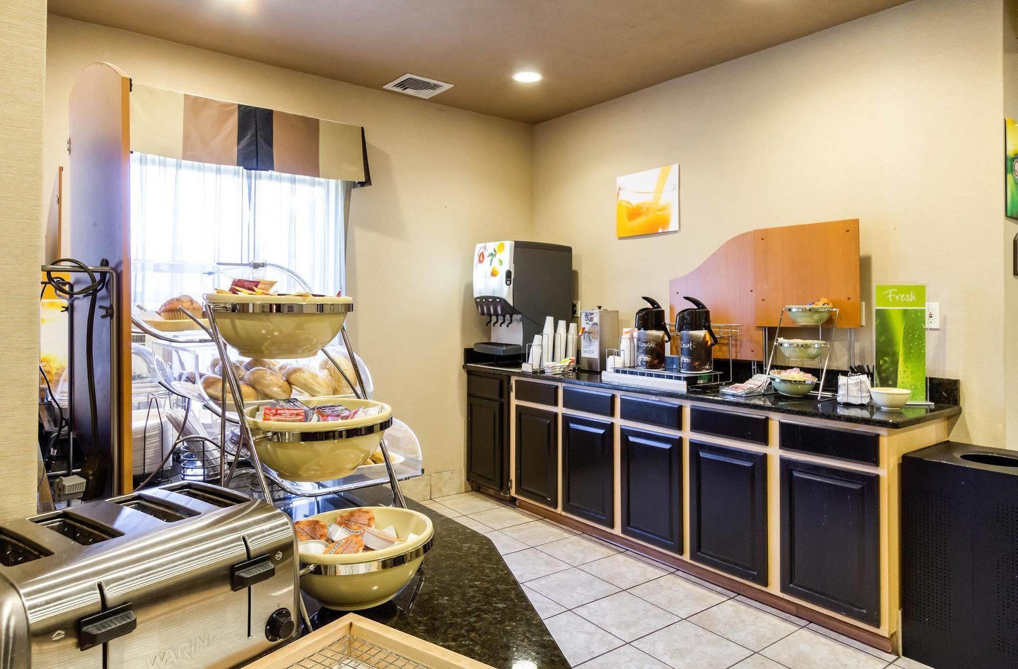 Quality Inn & Suites Oakwood Village - Cleveland South Extérieur photo