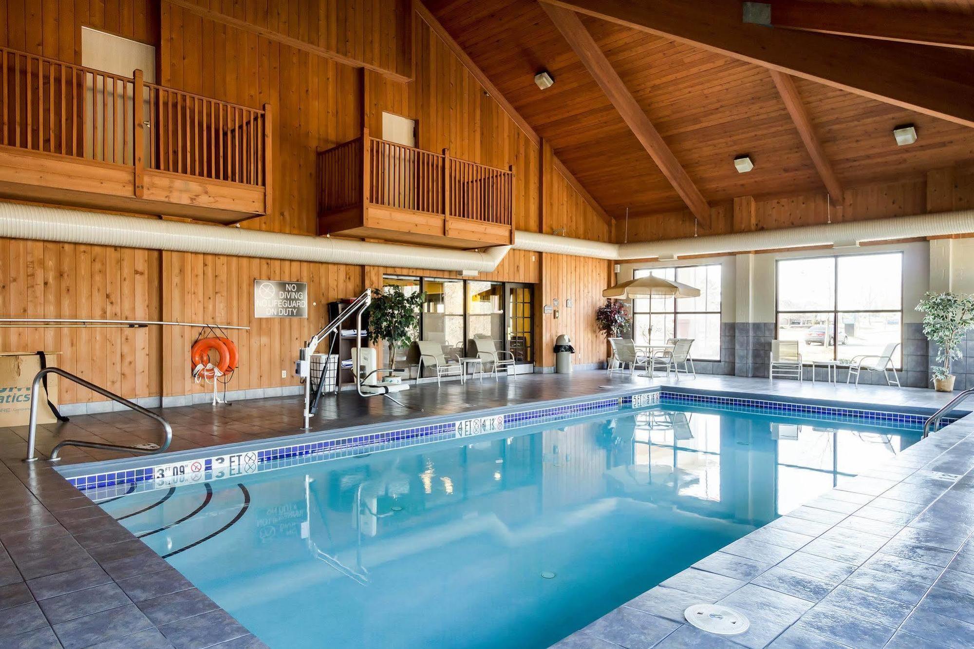 Quality Inn & Suites Oakwood Village - Cleveland South Extérieur photo