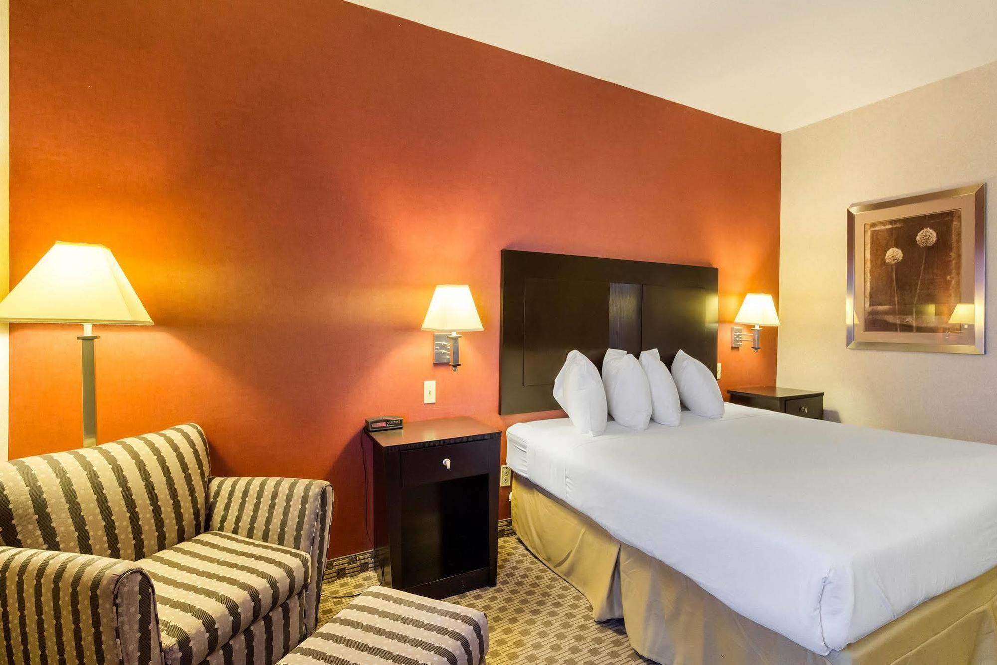 Quality Inn & Suites Oakwood Village - Cleveland South Extérieur photo
