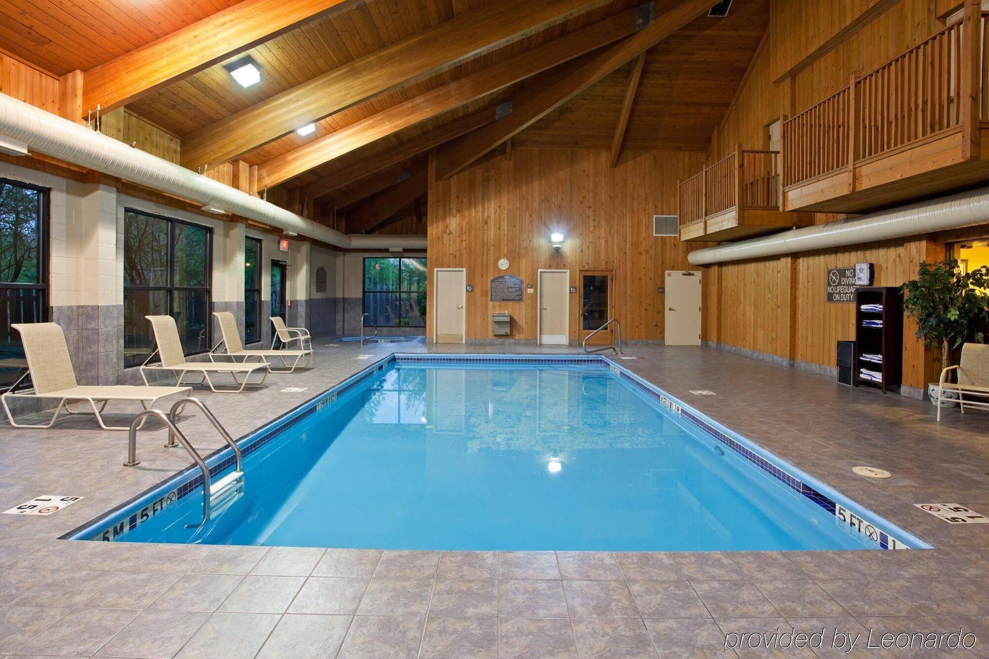 Quality Inn & Suites Oakwood Village - Cleveland South Extérieur photo