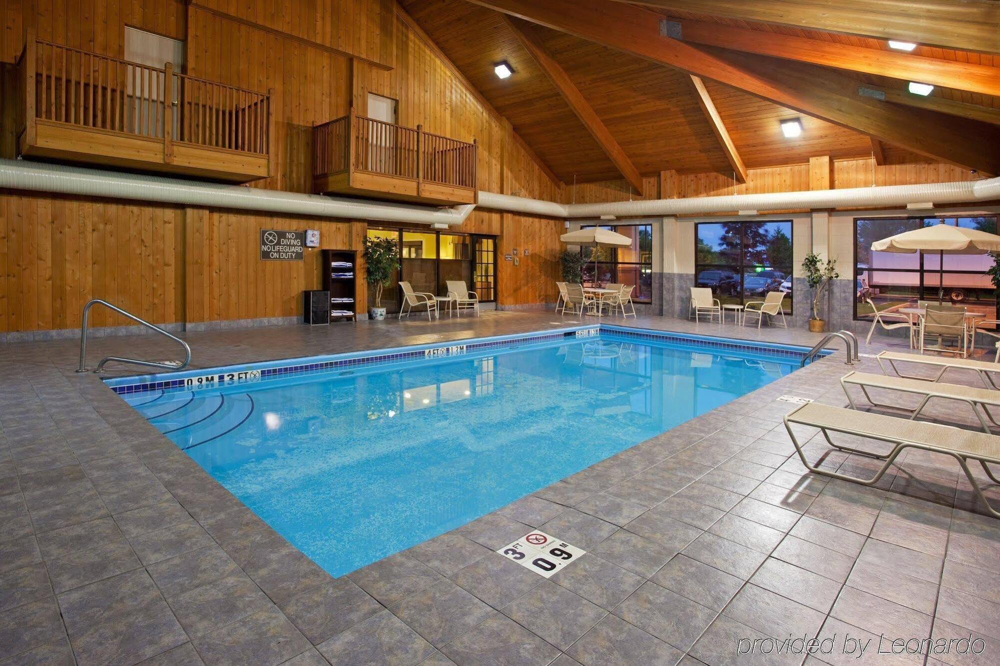 Quality Inn & Suites Oakwood Village - Cleveland South Extérieur photo
